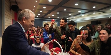 eu-egitim-fakultesi-yeni-ogrencilerini-bekliyor.jpg