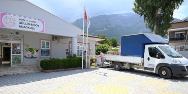 kirtasiye-malzemelerinin-dagitimi-suruyor.jpg