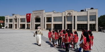 konyada-3-bin-ogrenci-6-tarihi-mekanda-6-tarihi-karakteri-taniyor.jpg