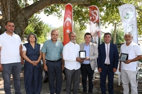 osmangazinin-gonullu-temizlik-elcilerine-tesekkur-plaketi.jpg
