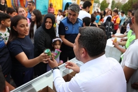 rasim-baskandan-cocuklara-dondurma-ve-limonata.jpg