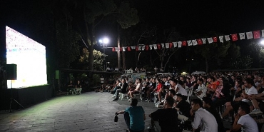12-dev-adamin-final-heyecani-bornovada-dev-ekranda-yasanacak.jpg