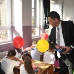 baskan-erkan-aydindan-ogrencilere-ilk-ders-surprizi.jpg