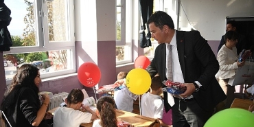 baskan-erkan-aydindan-ogrencilere-ilk-ders-surprizi.jpg