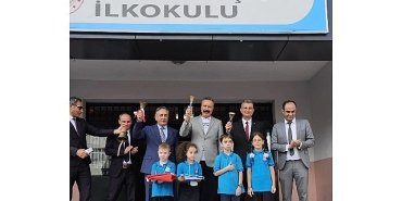 baskan-sezer-ogrencilerin-yeni-egitim-donemi-heyecanina-ortak-oldu.jpg