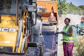 buyuksehirin-kadin-cekici-operatoru-tabulari-yikti.jpg