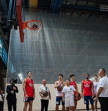 corendon-turizm-grubu-ve-zicev-cocuklari-anadolu-efes-antrenmanini-ziyaret-etti.jpg