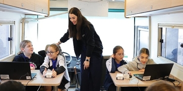 deniztemizturmepa-mavi-nefes-egitim-otobusu-ayvalikta.jpg
