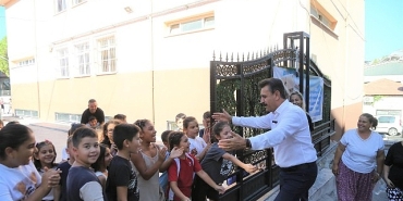 dikili-belediyesinden-minik-ogrencilere-egitim-seti-destegi.jpg