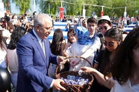 ege-universitesi-yeni-ogrencilerine-senlikle-merhaba-dedi.jpg