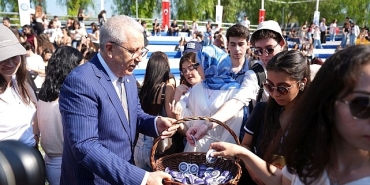 ege-universitesi-yeni-ogrencilerine-senlikle-merhaba-dedi.jpg