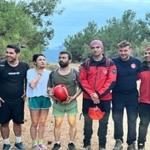izmir-itfaiyesi-kayaliklarda-mahsur-kalan-uc-genci-kurtardi.jpg