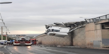 izmir-itfaiyesi-kaza-sonrasi-viyadukte-asili-kalan-tir-soforunu-kurtardi.jpg