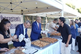 rektor-prof-dr-budaktan-ogrencilere-boyozlu-karsilama.jpg
