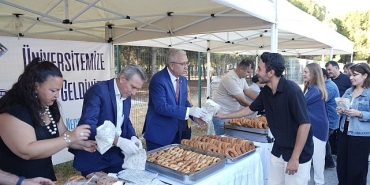 rektor-prof-dr-budaktan-ogrencilere-boyozlu-karsilama.jpg