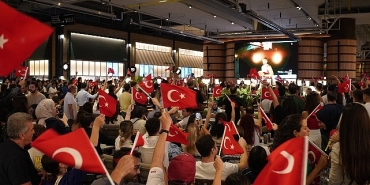 terminal-kadikoyde-spor-coskusu-basketbol-futbol-ve-voleybol-maclariyla-binlerce-seyirciyi-bulusturdu.jpg