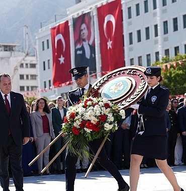 29-ekim-bayram-coskusu-celenk-sunumuyla-basladi.jpg