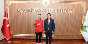 baskan-erkan-aydin-bursanin-gururu-sampiyon-sporcuyu-agirladi.jpg