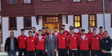 baskan-sezer-voleybol-takimina-moral-verdi.jpg