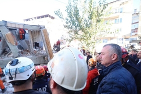 ekipler-enkazdan-gelen-sese-ulasmaya-calisiyor.jpg