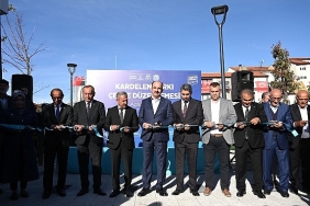 baskan-altay-yunaka-kazandirilan-parkin-acilisini-yapti-genclerle-bulustu.jpg