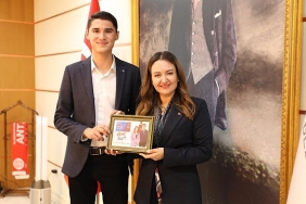 buyuksehir-baskan-vekili-ozdemire-genc-karti-anlatti.jpg