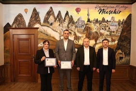 ilmek-ilmek-turkiye-hali-motifi-vali-fidana-armagan-edildi.jpg