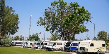 karavan-parkta-yaz-kis-tatil-hareketliligi.jpg
