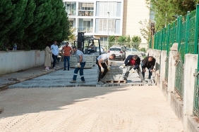 karsiyakada-okul-cevrelerinde-yol-bakim-calismasi.jpg