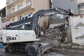konakta-metruk-yapilarin-yikimi-devam-ediyor.jpg