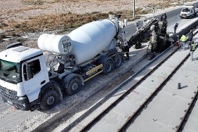konya-buyuksehir-yeni-tramvay-hatti-insaatinda-trafigi-kapatmadan-ornek-bir-sistemle-beton-bariyer-yapiyor.jpg