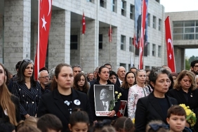 nilufer-atasini-cumhuriyet-meydaninda-andi.jpg