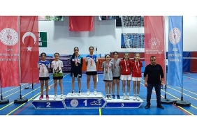 osmangazili-badmintoncular-madalyaya-doydu.jpg