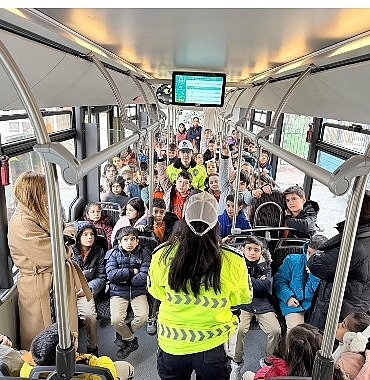 konya-buyuksehirin-nezaket-otobusu-ogrencilere-trafik-kulturunu-asiliyor.jpg