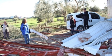 antalya-buyuksehir-belediyesi-hortumdan-zarar-goren-vatandasin-yaninda.jpg