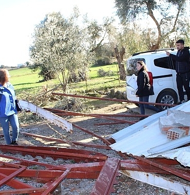 antalya-buyuksehir-belediyesi-hortumdan-zarar-goren-vatandasin-yaninda.jpg