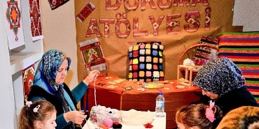 bornovada-minik-eller-tezgah-basinda.jpg