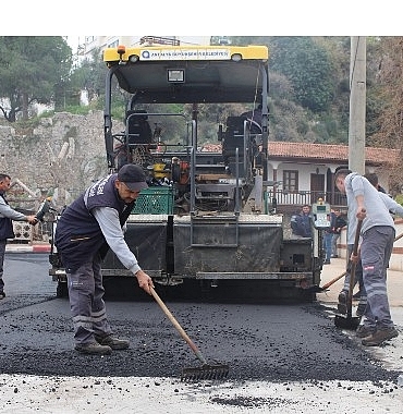 buyuksehir-belediyesinden-finikeye-asfalt-destegi.jpg