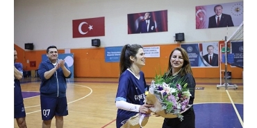 cesme-belediyesi-birimler-arasi-voleybol-turnuvasi-coskuyla-tamamlandi.jpg