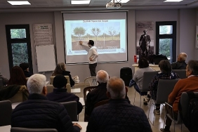 efes-selcukta-zeytin-budama-egitimi-duzenlendi.jpg