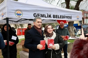 gemlik-belediyesinden-turk-bayragi-dagitimi.jpg