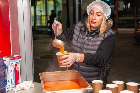 karsiyakada-15-bin-kisiye-sicak-corba-ikrami.jpg