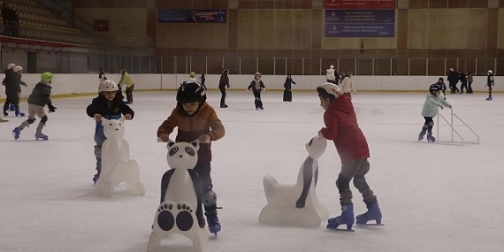 maltepeli-cocuklar-tatilin-keyfini-buz-pistinde-cikardi.jpg