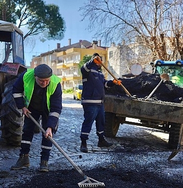 ayvalikta-yol-bakim-ve-onarim-calismalari-suruyor.jpg