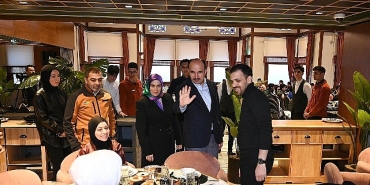 baskan-altay-konyadaki-gazzeli-ailelerle-iftar-sofrasinda-bulustu.jpg