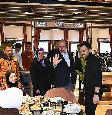 baskan-altay-konyadaki-gazzeli-ailelerle-iftar-sofrasinda-bulustu.jpg