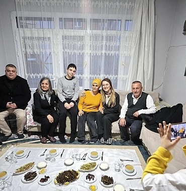 baskan-mutlu-iftar-sofrasina-konuk-oldu.jpg