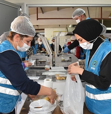 menemen-belediyesi-asevinden-her-gun-10-bin-kisiye-yemek.jpg