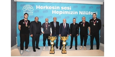 niluferin-sampiyon-kizlari-kupalari-baskan-sadi-ozdemire-getirdi.jpg