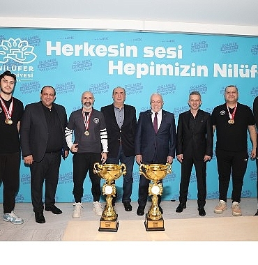 niluferin-sampiyon-kizlari-kupalari-baskan-sadi-ozdemire-getirdi.jpg
